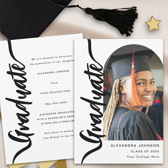 Anúncio Script Elegante de Arch de Fotografia do Formando  (Modern arch photo gold script graduation announcement card Black and white trendy stylish chic )