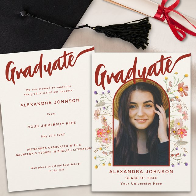 Anúncio Script Elegante de Fotografia do Formando Boho Wil (Boho wildflower arch graduate photo stylish burnt orange calligraphy graduation announcement card)