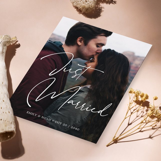 Anúncio Script Foto Recém-Casados (Just Married Elegant Hand Lettering Wedding Photo Announcement)
