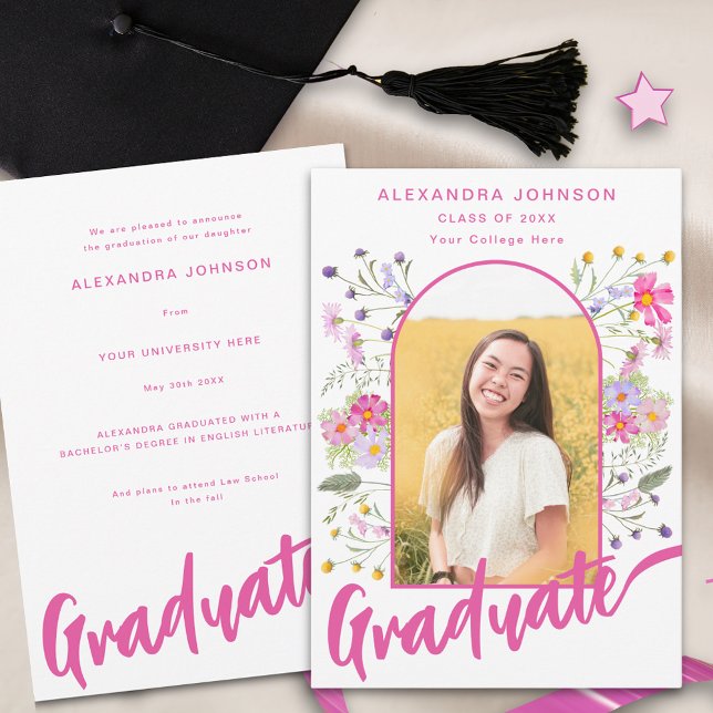 Anúncio Script rosa do arco de fotos do Formando Boho Wild (Boho floral arch graduate photo hot pink script Graduation announcement card)