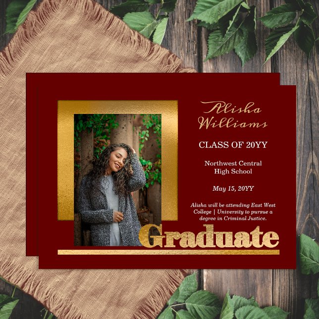 Anúncio Texto Dourado Elegante clássico Formando 1 (Elegant and Classy Gold Tone Text Graduate 1 Photo Maroon Graduation Announcement)