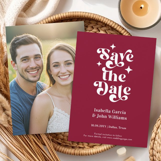 Anúncio Tipografia Retro Foto Casamento Salvar A Data (The front and back of the announcement is shown in 4.5 x 6.25 in. Choose size, corner + paper style.)