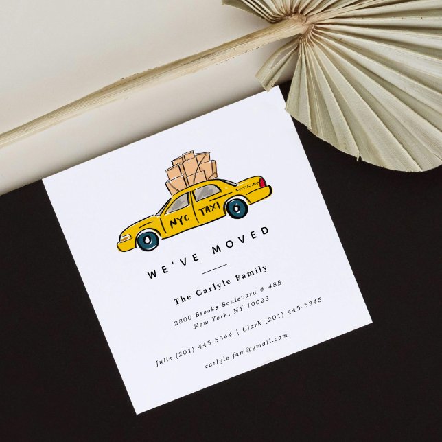 Anúncios em Movimento na Praça de Táxi Amarelo de  (Hand-drawn NYC yellow taxi illustration for a square New York City moving announcement card.)