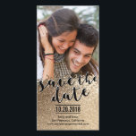 Apaixonando Poupa Os Cartões com fotos De Data<br><div class="desc">Estes cartões com fotos modernos e quentes solicitam aos seus convidados que guardem a data para o seu grande dia. Disponível em outras cores (as solicitações de cores personalizadas são bem-vindas!).</div>