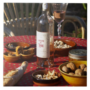 Aperitivo e aperitivos preparados: pão, azeitonas,