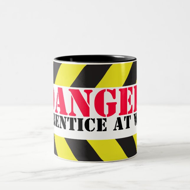 Aprendiz do perigo na caneca dos trabalhadores da (Centro)