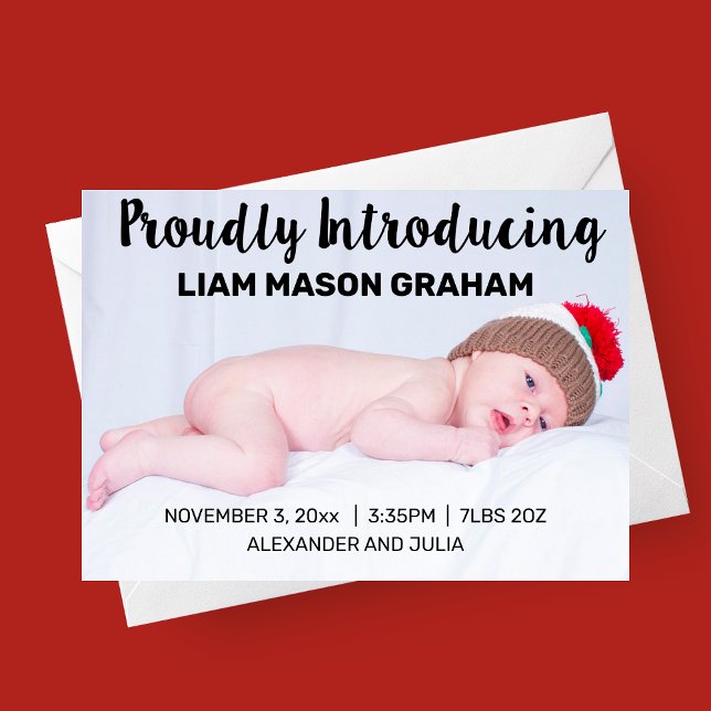 Apresentando orgulhosamente o anúncio de nasciment (Modern Script Proudly Introducing Photo Birth Announcement Card)