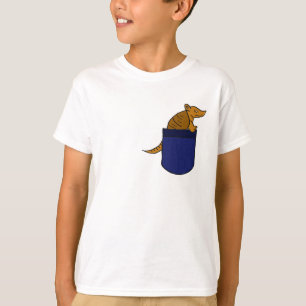 AQ- tatu em uma camisa do bolso
