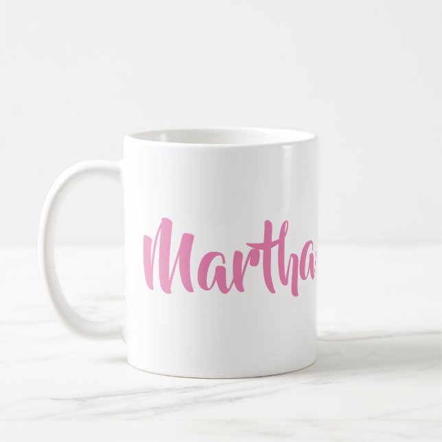 Aquele é mim. Martha na caneca de café cor-de-rosa (Esquerda)