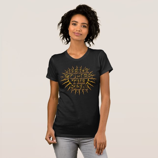 Aqui Vem A Camiseta Sol Negra (Frente Completa)