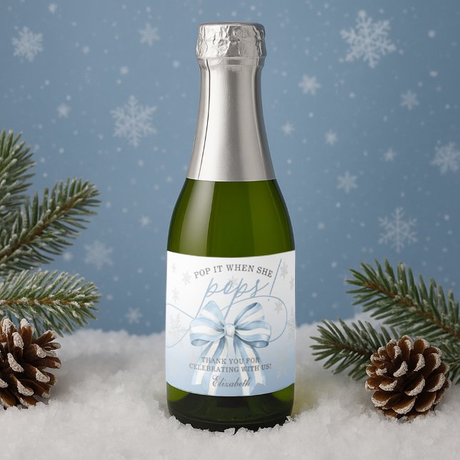 Arco Azul Pop De Inverno Quando Pop (Blue Bow Winter Baby Pop It When She Pops Sparkling Wine Label #winterbabyshower #popitwhenshepops)