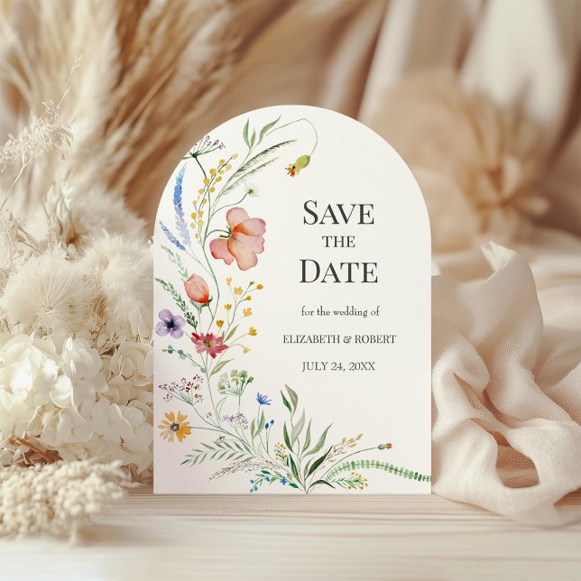 Arco de Flores Silvestres Aquarela Boho Anúncio de (Boho Watercolor Wildflower Arch Save The Date Invitation on a white floral boho wedding table.)