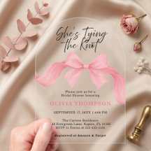 Arco de Laço Rosa Ela Está Fazendo o Nó da Gravata