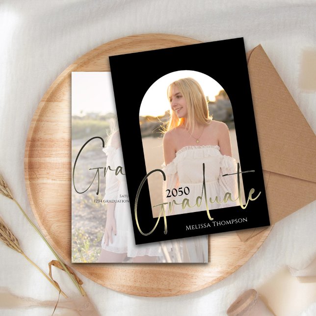 Arco Elegante de Tipografia de Modelo de Fotografi (Graduation photo invitation announcement with gold calligraphy script. )