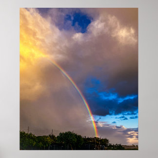 Arco-íris maravilhoso com céu azul e nuvens poster