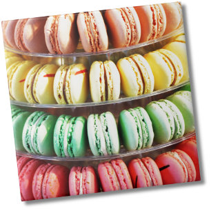 Arco-íris Pastel biscoitos empilhados de Macaron