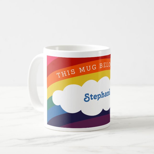 Arco-Íris Retroativo | Esta Caneca Pertence A: Nom (Frente Esquerda)