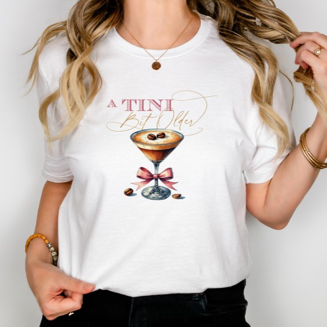 Arco Rosa Espresso Martini, Um Tini Bit Mais Antig (A Tini Bit Older Espresso Martini Pink Bow Tri-Blend Shirt)