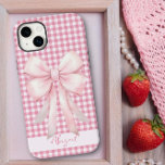 Arco Rosa Gingham Xadrez Personalizada<br><div class="desc">Rosa, pré-disquete e personalizado! Esta capas de iphone feminina apresenta um arco cor-de-rosa na xadrez gingham com o nome dos proprietários escrito em caracteres de estilo manuscrito doce. Projetado para o iPhone 14 Plus, mas ajustado muitos outros modelos. Se você escolher um modelo diferente, verifique se o design ainda parece...</div>