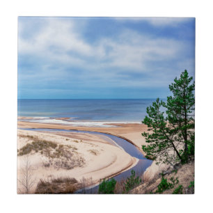 Areia branca perto do mar Báltico, na Letónia