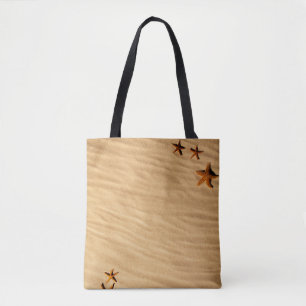 Areia e estrelas numa bolsa de tote