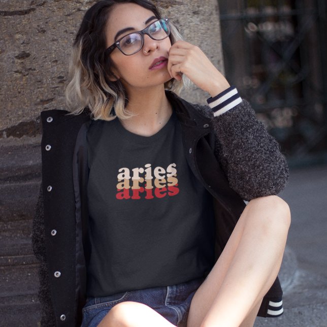 Aries - Sinal Zodiac | Camisa T de cor vermelha (Criador carregado)
