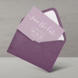 Arranjo de Script Lilac Moderno Salve as Cartões d<br><div class="desc">Simples casamento de Script Moderno Salve os cartões de Data. Para personalização mais avançada deste design,  clique no botão "Personalizar"! Itens correspondentes e mais opções de cor também estão disponíveis por solicitação.</div>