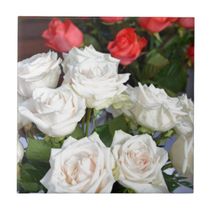 Arranjo floral de rosas vermelhos e brancos