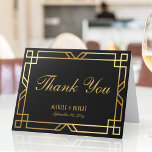 Art Deco Elegante Frame Dourado Cartões de agradec<br><div class="desc">Apresentando nosso belo obrigado de casamento que você dobrou, o companheiro perfeito para nossa coleção de convites do casamento vintage Art Deco! Com seu design luxuoso e elegante, esse cartão exumenta o estilo clássico da era Gatsby Excelente. Apresentando uma bela imagem falsa de dintagem dourada sobre um fundo preto chic,...</div>