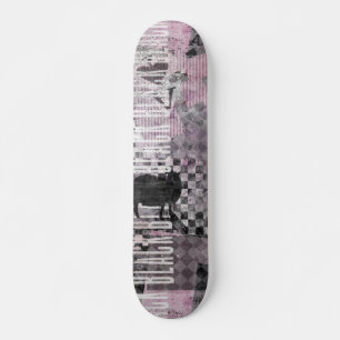 Arte de colagem roxa-negra em skate