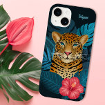 Arte Floral bonito de Leopardo-da-Selva | Azul | N<br><div class="desc">Esta capa de telefone impressionante apresenta um leopardo desenhado/pintado pela mão, com folhas da selva tropical em tons de azul, bem como uma flor de hibisco rosa brilhante, sobre um fundo de cor personalizado (mostrado em azul marinho escuro). Um modelo de texto é incluído para facilitar a personalização. Moderno, bonito...</div>