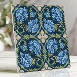 Artes e Artesanatos Blue Chrysanthemum<br><div class="desc">Melhore seu espaço com este azulejo requintado pelas Artes e pelos Artesanatos, com cromos azuis esmagadores cercados por intrincadas vinhas verdes e sotaques de marfim em um fundo profundo do índio. Os padrões florais simétricos exudem elegância do eterno, fazer-o perfeito para ser usado como backsplash, nos banheiros ou como azulejo...</div>