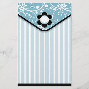 Artigos de papelaria azuis e pretos da embreagem