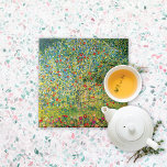 Árvore da Apple por Gustav Klimt<br><div class="desc">Um azulejo de cerâmica de arte com a pintura a óleo de Gustav Klimt (1862-1918),  Apple Tree (Apfelbaum) (c. 1912). Gustav foi nascer na Áustria. Uma representação de um pomar de maçã.</div>
