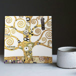 Árvore Klimt da Vida Arte Nouveau Muralha<br><div class="desc">"A árvore da vida" foi criada pelo pintor simbolista austríaco Gustav Klimt em 1909. É uma pintura grande, coberta de folhas douradas, que representa uma árvore com ramos e raízes entrelaçados. A pintura é considerada uma das obras mais importantes do Klimt e é vista como um símbolo da conexão entre...</div>