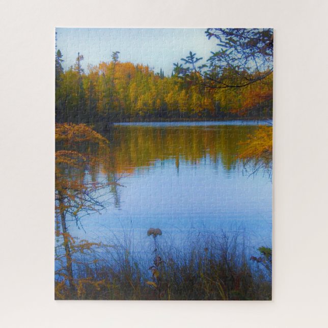 árvores através de um lago no quebra-cabeça da (Vertical)