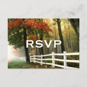 Árvores do outono deixam cerca de placas RSVP de c