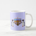 As canecas escolhidas congeladas de Hannukah<br><div class="desc">Comemore as oito noites de Chanukah com esta caneca colorida! A ilustração gráfica dos pinguins que apreciam o menorah de Hannukah ilumina-se.</div>