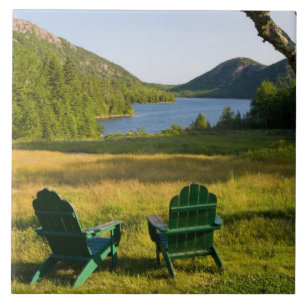 As cátedras de Adirondack no gramado da Jordânia