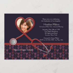 As enfermeiras têm o convite da graduação da fo