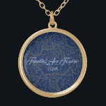 As Famílias De Rosa Azul E Ouro De Colar São Para<br><div class="desc">Colar mostrado em tom Dourado com um impressão de vários rosas sobre fundo Azul Profundo e texto de "Famílias São para Sempre 2018" no roteiro de rico de Azul Claro. Personalize este colar e escolha o seu estilo ou altere as cores. Ou comprar como projetado.</div>