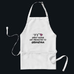 As GRANDES MÃES OBTÊM PROMOVIDAS aos aventais da<br><div class="desc">As GRANDES MÃES OBTÊM PROMOVIDAS aos aventais da cozinha da AVÓ. Avental feito sob encomenda bonito do cozimento ou do cozinhar com coração cor-de-rosa para que a melhor mãe e a avó seja. Modelo customizável da tipografia com citações engraçadas ou provérbio cómico. Faça seus próprios presentes do divertimento para as...</div>