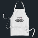 As GRANDES MÃES OBTÊM PROMOVIDAS aos aventais da<br><div class="desc">As GRANDES MÃES OBTÊM PROMOVIDAS aos aventais da cozinha da AVÓ. Avental feito sob encomenda bonito do cozimento ou do cozinhar com coração cor-de-rosa para que a melhor mãe e a avó seja. Modelo customizável da tipografia com citações engraçadas ou provérbio cómico. Faça seus próprios presentes do divertimento para as...</div>