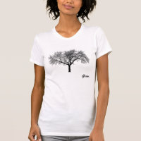 As mulheres crescem a camisa da árvore