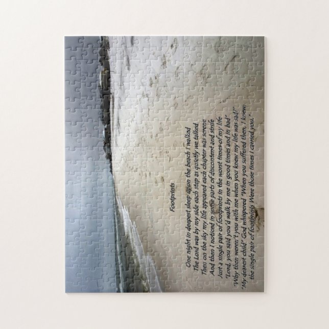 As pegadas na areia criaram em um quebra-cabeça (Vertical)