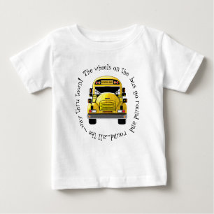 As rodas do auto escolar vão em volta da camisa