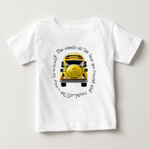 As rodas do auto escolar vão em volta da camisa