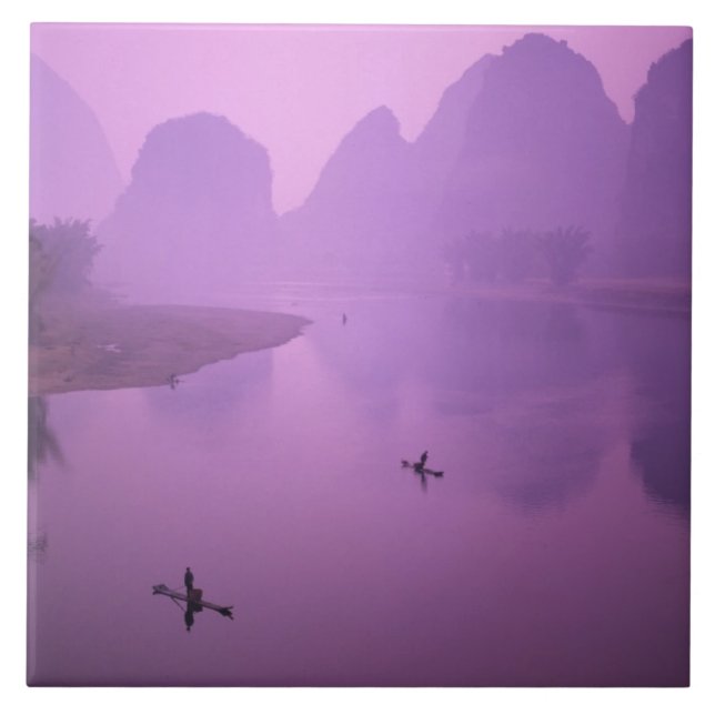 Ásia, China, Guanxi, Yangshou. Pescadores em janga (Frente)