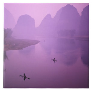 Ásia, China, Guanxi, Yangshou. Pescadores no barco