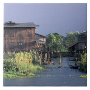 Ásia, Mianmar, Lago Inle. Uma vila flutuante sobre